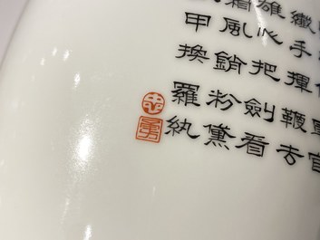 Un vase en porcelaine de Chine coquille d'oeuf &agrave; d&eacute;cor d'un cavalier entour&eacute; de soldats, marque de Qianlong, R&eacute;publique
